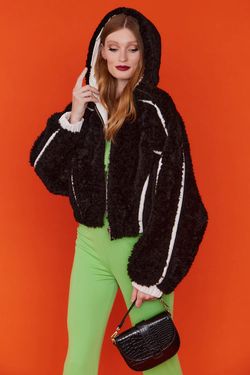 Selected Colour – Black - White