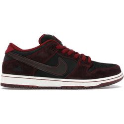 Model – Nike SB Dunk Low Riot Skateshop