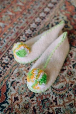 penelope pompom slippers – lemon & lime