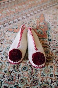 penelope pompom slippers – burgundy