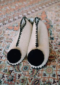 penelope pompom slippers – black