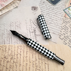 Finish – Harlequin