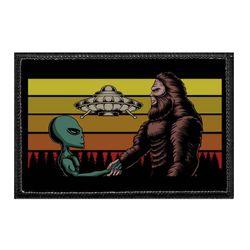 BIGFOOT – ALIEN & BIGFOOT SHAKING HANDS