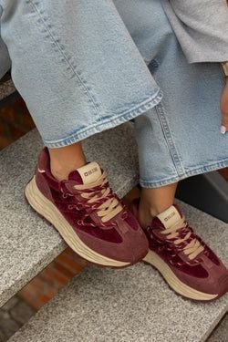 Burgundowy