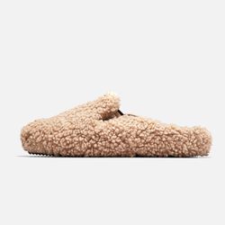 COLORWAY – FURRY SAND