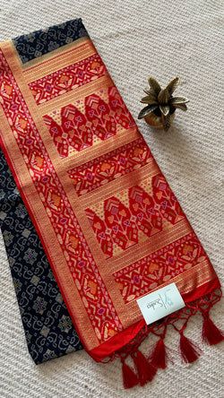Colours – NAVYBLUE WITH RED