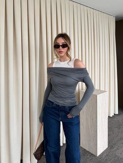 Gri Beyaz Atletli Kayık Yaka Bluz