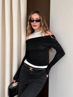 Siyah Beyaz Atletli Kayık Yaka Bluz