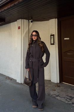 Kahverengi Dik Yaka Kuşaklı Tasarım Triko Takım