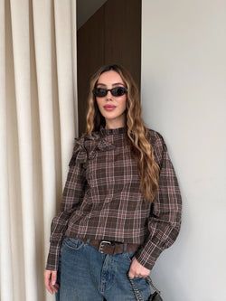 Kahverengi Yakası Fiyonk Detaylı Gömlek