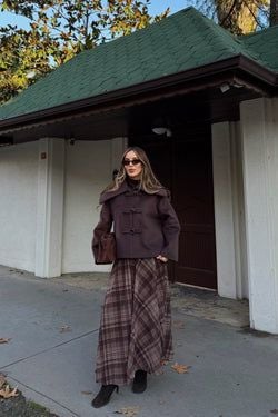 Kahverengi Düğme Detaylı Kısa Kaşe Ceket