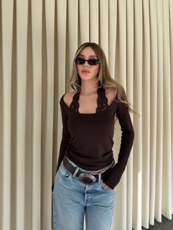 Kahverengi Boyundan Dantelli Bluz