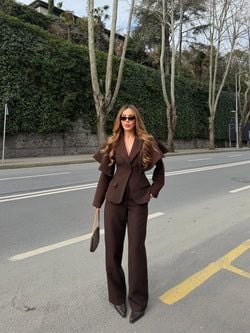 Kahverengi Pelerin Detaylı Ceket Pantolon Takım