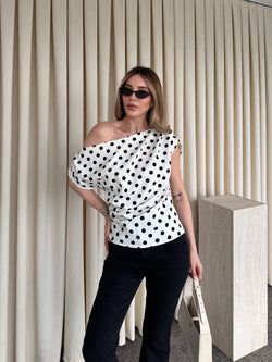 Beyaz Puantiyeli Asimetrik Yaka Bluz