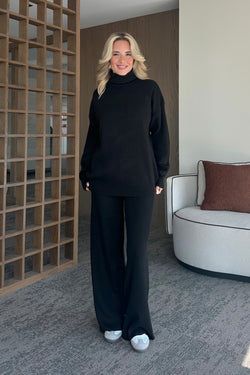 Siyah Boğazlı Fitilli Triko Takım