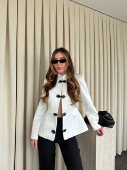 Beyaz Tasarım Düğmeli Parlak Kumaş Military Ceket