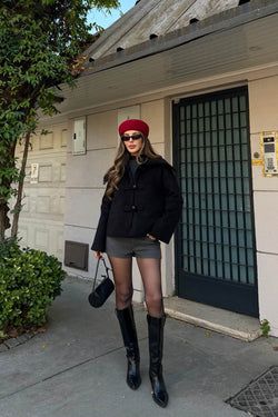 Siyah Düğme Detaylı Kısa Kaşe Ceket