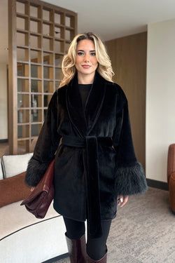 Siyah Kolu Kürklü Kaşe Ceket