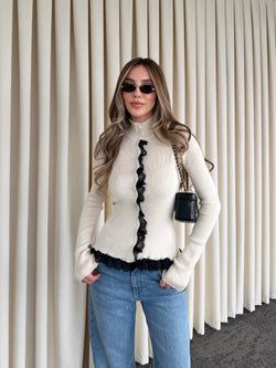 Ekru Dik Yaka Dantel Detaylı Hırka