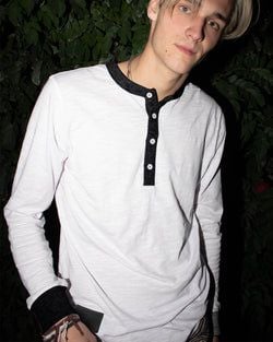 Color – White / Black